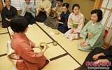 数十名中国留学生身穿和服体验日本茶道