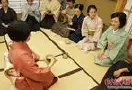数十名中国留学生身穿和服体验日本茶道