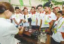 南京：亚青会小运动员迷上中国茶艺