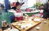 展示普洱茶文化的彝族妇女