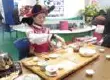 展示普洱茶文化的彝族妇女