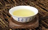 台湾冻顶乌龙茶的外观品质特点近弯汤色泽略橙黄清香如桂花花