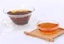 Tanyang 时间茶品尝形状纤细, 甜而醇厚的汤