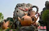 浙江嵊州市紫陶艺术家恶心三塑料世界最大的茶壶复合体