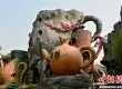 浙江嵊州市紫陶艺术家恶心三塑料世界最大的茶壶复合体